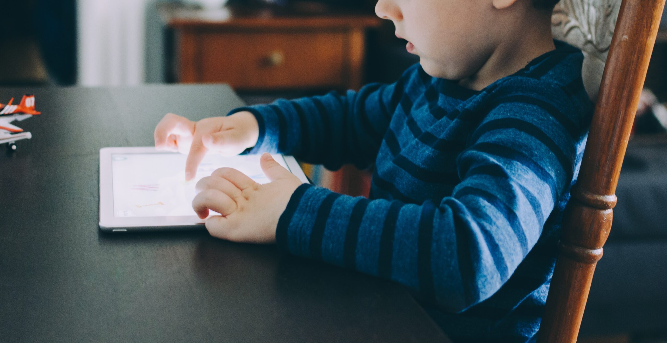 Child cyber safety: 10 tips for parents