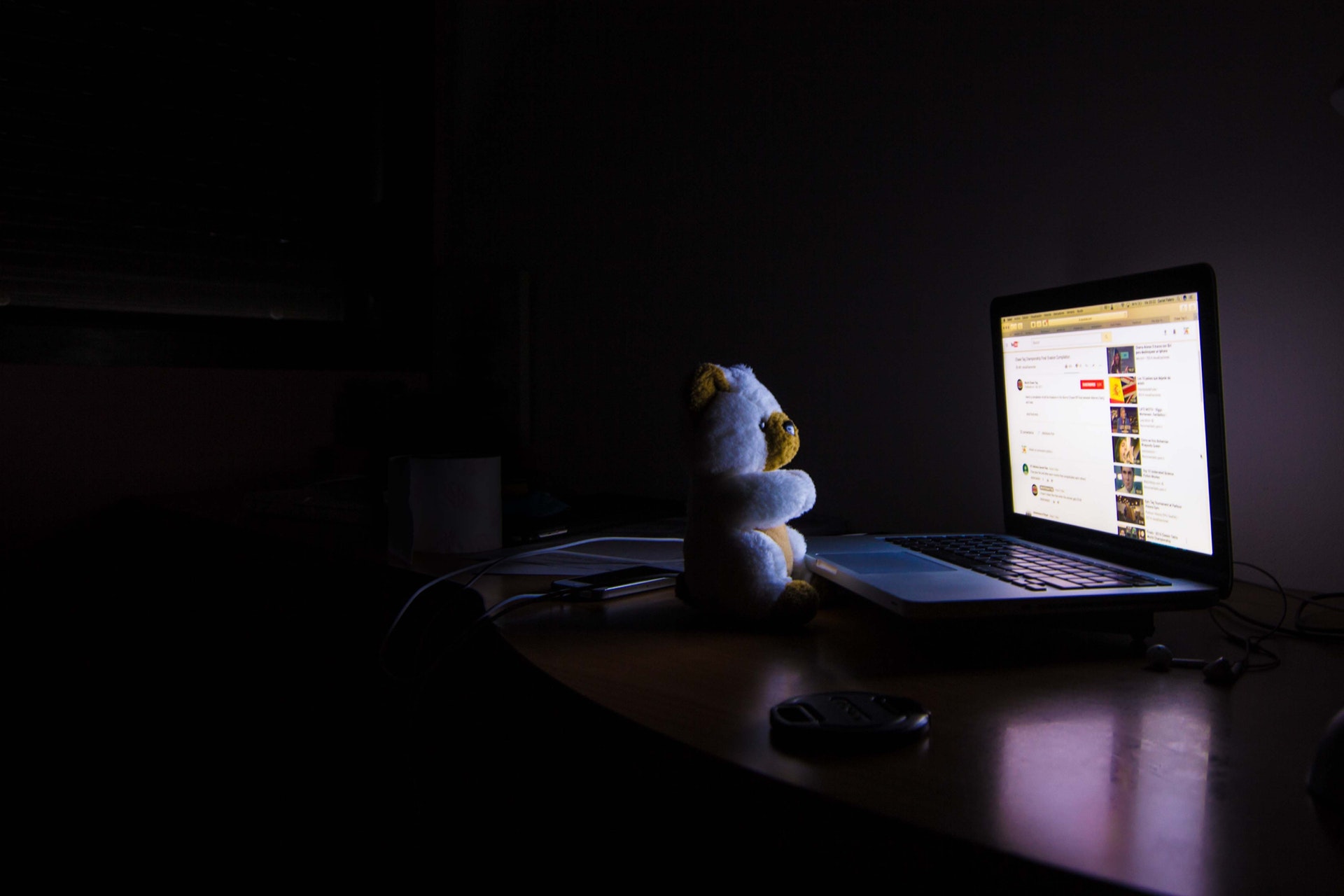 Should parents limit their screen time?