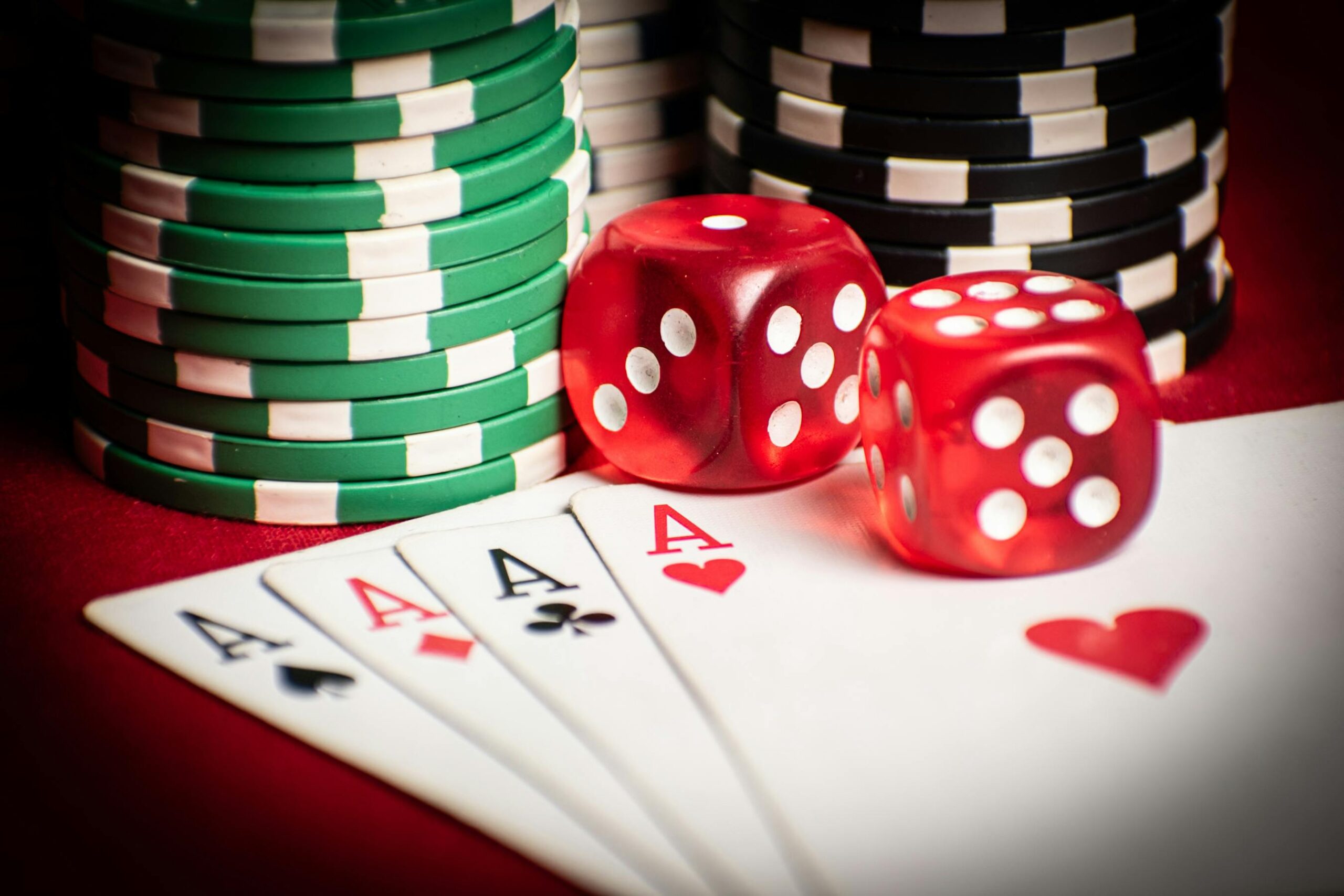 What is a no-deposit online casino bonus and how does it work?
