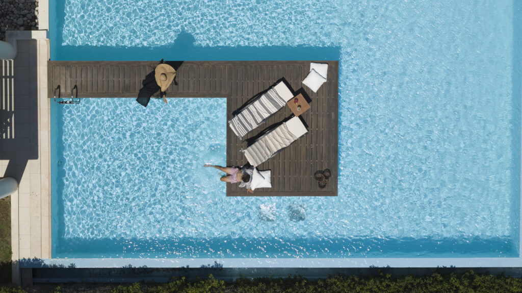 ixian-grand-swim-up-suite